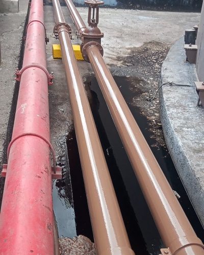 Par de tuberías acondicionadas y pintadas